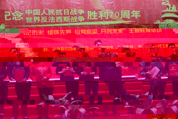 李連友書記為獲得二等獎的班級頒獎.JPG