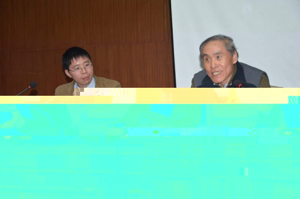 馮象教授在講座.JPG