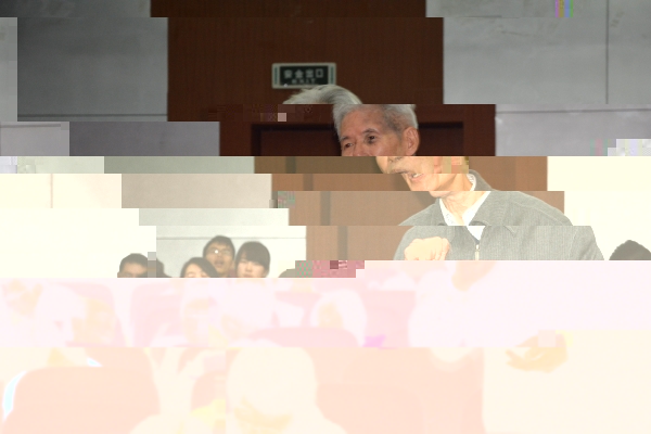 白發聽衆與馮教授交流.JPG